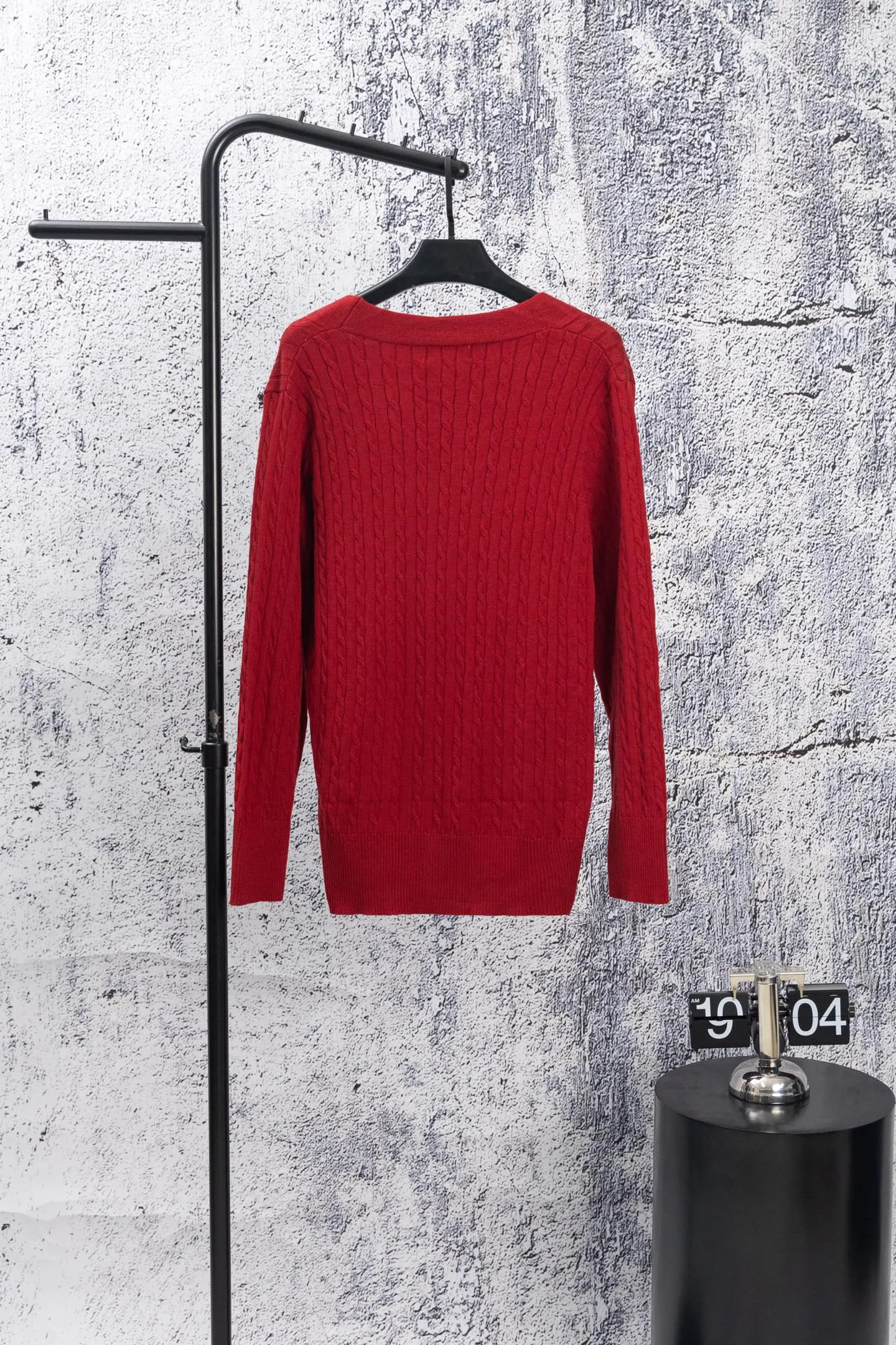 P190 Ralph Lauren Classic V-neck Solid Color Pony Embroidered Logo Knitted Cardigan Long Sleeve Ralph Lauren Classic Basic Versatile Twist Knitted Cardigan Long Sleeve Main supply platform live broadcast Wholesale entity Replenish when out of stock Not removed from the shelves Quality 1:1 patterning Complete three standards Correct version of pony logo Imported quality cotton yarn Focus on high-end Cost-effective Good quality Needless to say Zhao Lusi's same style is really amazing, so sweet I'm so beautiful. This cardigan is really good-looking. It's simple and easy to wear. It's a must-have for goddess ootd. Good-looking clothes are never picky. A must-have in the wardrobe of goddesses. Size: S-XL. Color: Navy blue, red, khaki, dark gray.